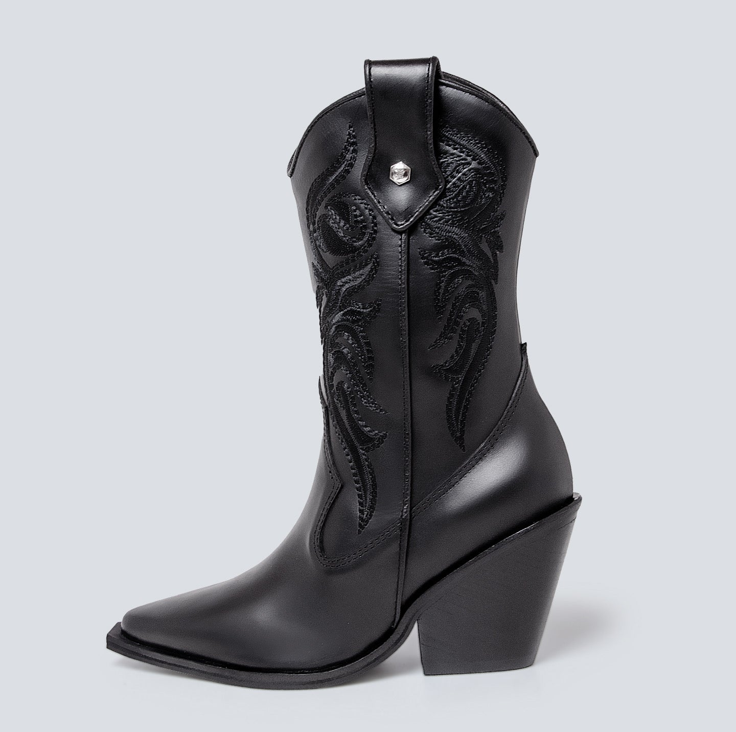 Botas en cuero para mujer bordada corta