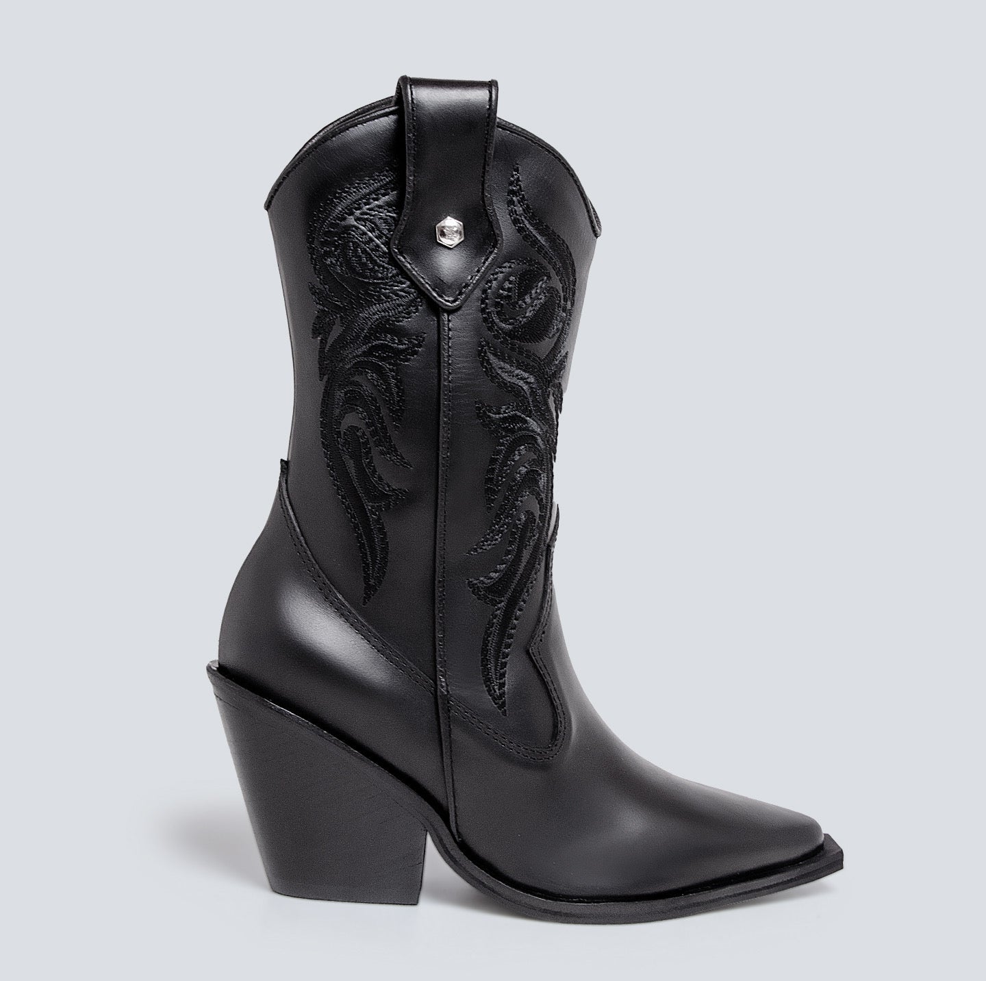 Botas en cuero para mujer bordada corta negra