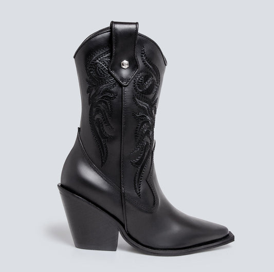 Botas en cuero para mujer bordada corta negra