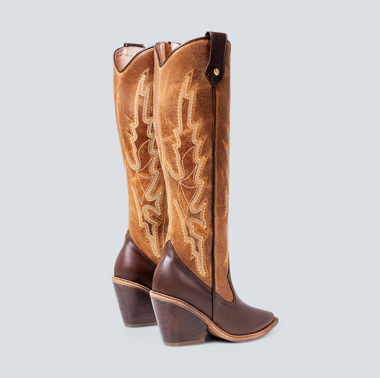 Botas en cuero larga bordada coñac
