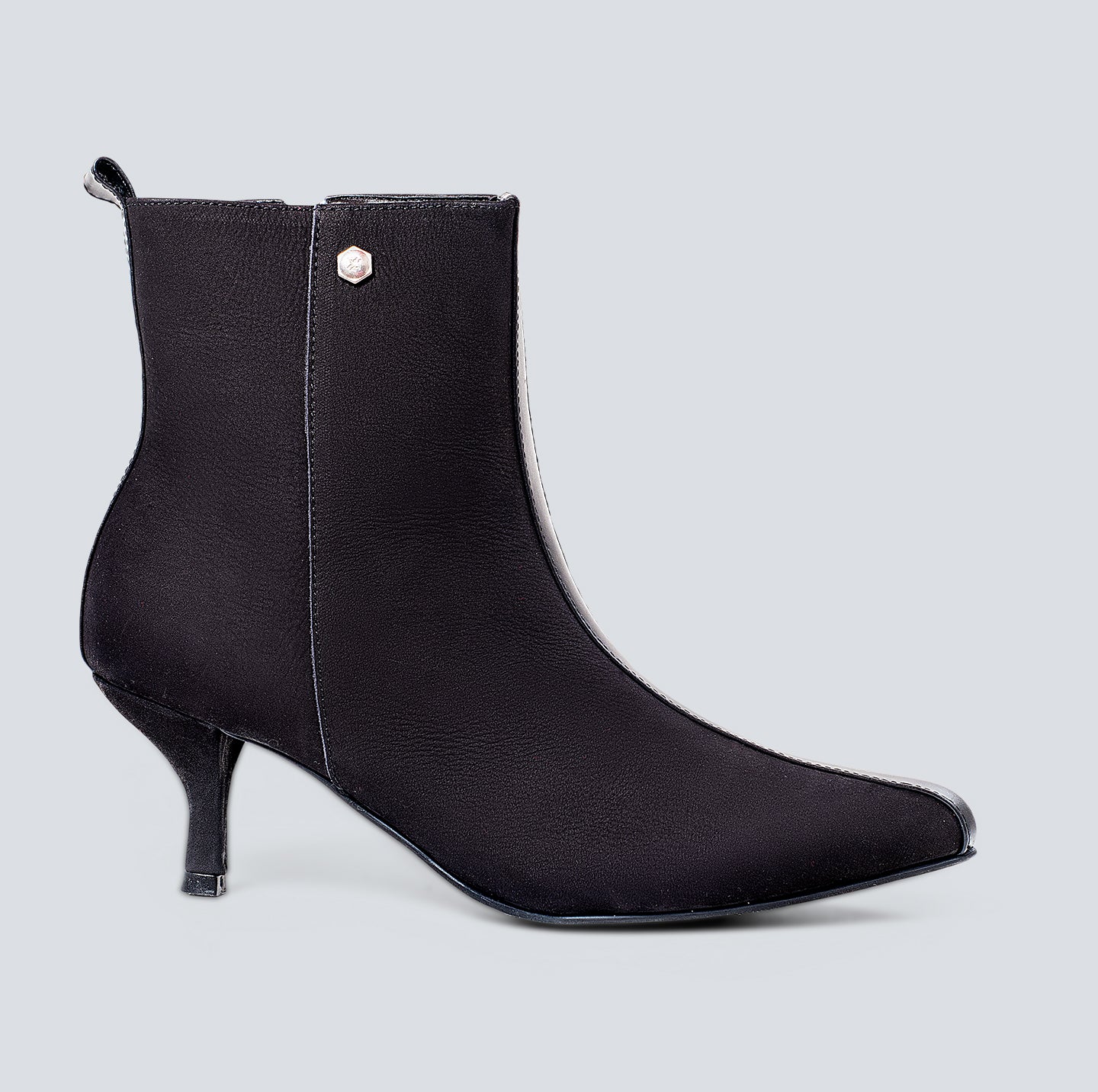 Botines en cuero lineal negro