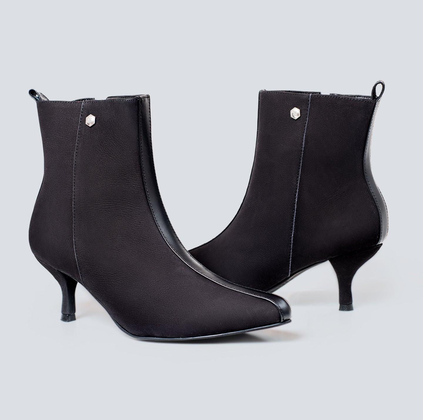 Botines en cuero lineal negro