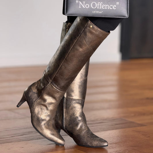 30% DESCUENTO Botas en cuero Aria dorada