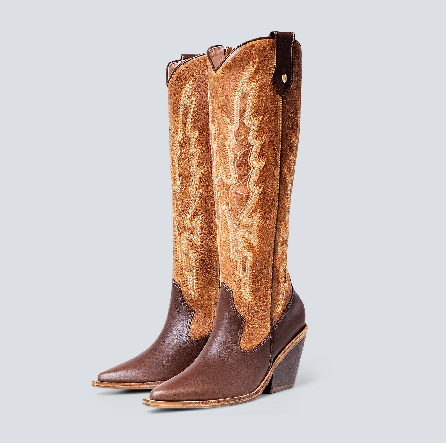 Botas en cuero larga bordada coñac