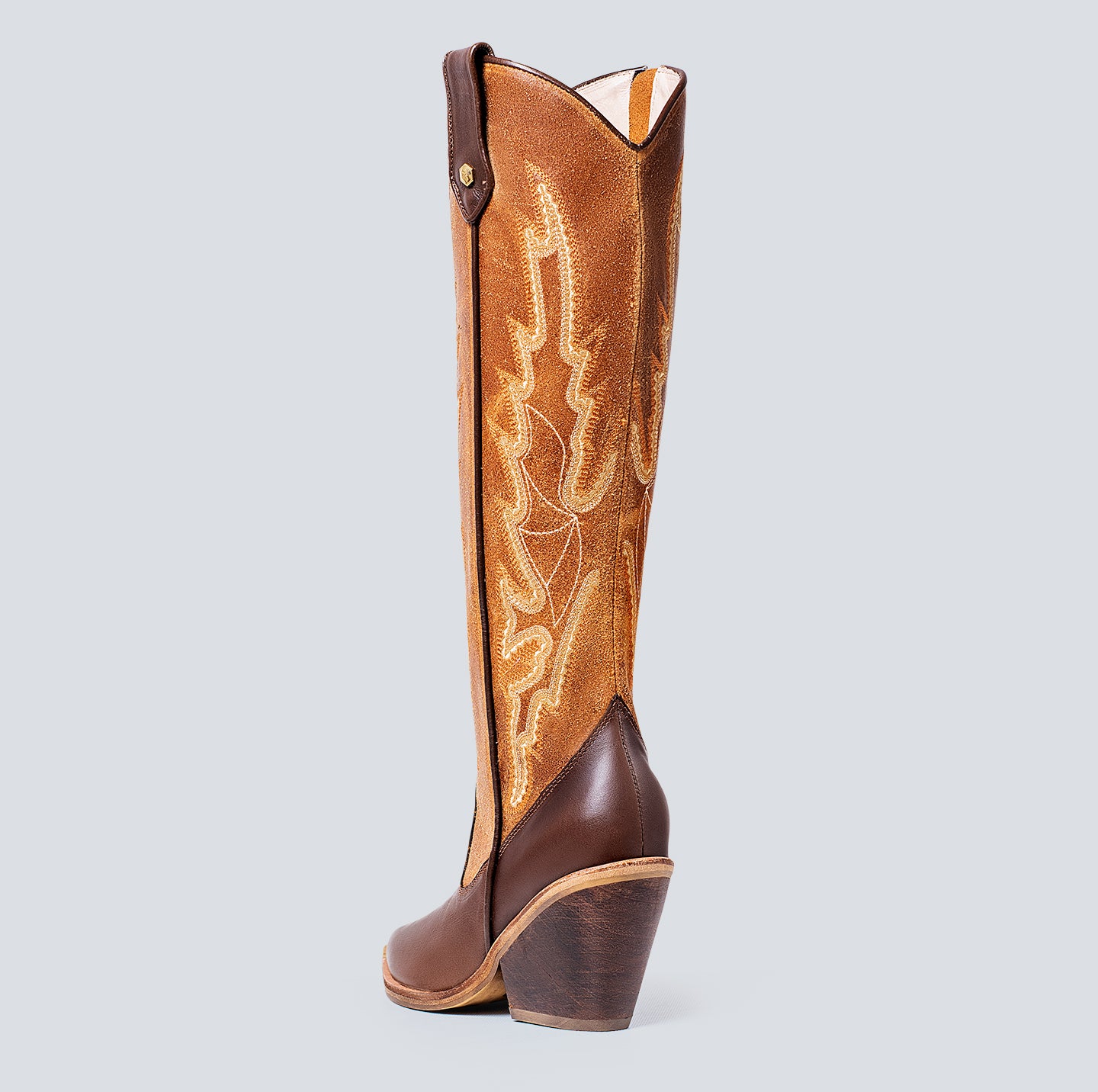 Botas en cuero larga bordada coñac