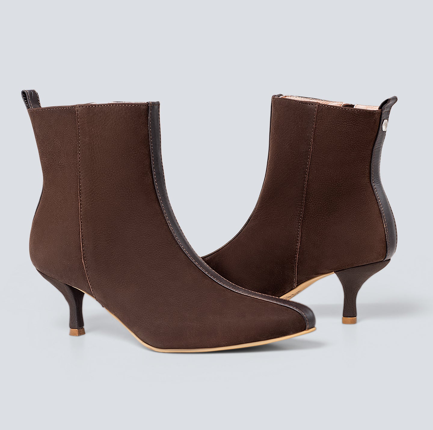 Botines en cuero lineal café