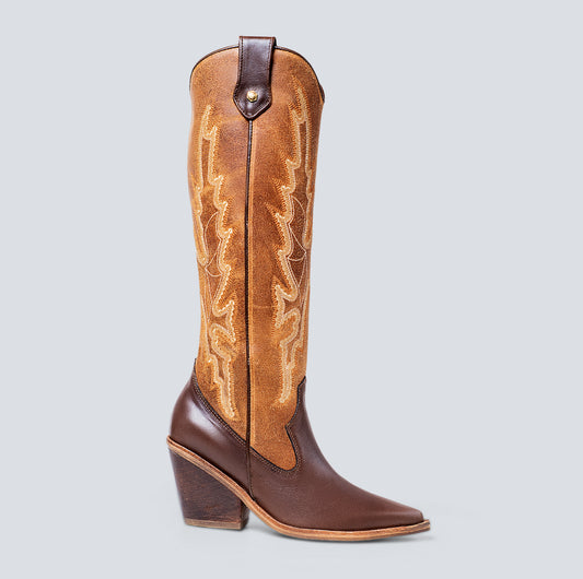 Botas en cuero larga bordada coñac