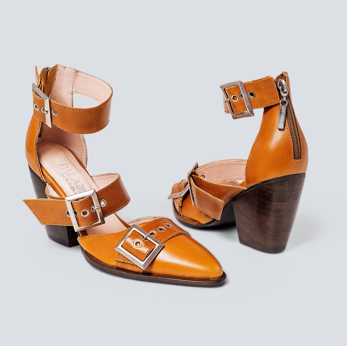 30% DESCUENTO Stiletto en cuero negro- dorado