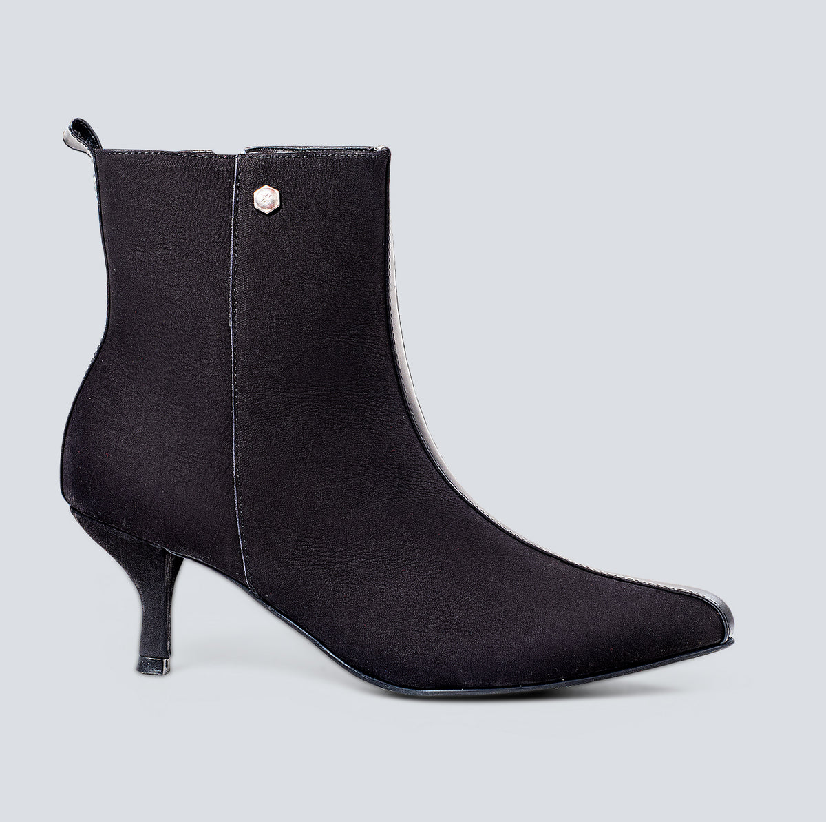 Botines en cuero lineal negro