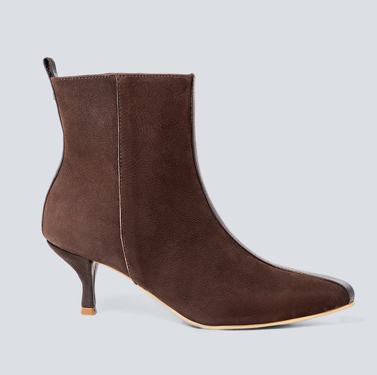 Botines en cuero lineal café