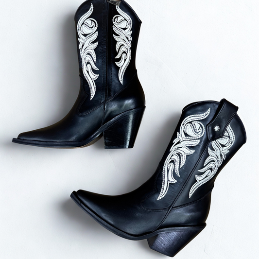 30% DESCUENTO- Botas en cuero bordadas negras cortas