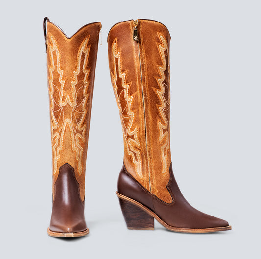 Botas en cuero larga bordada coñac
