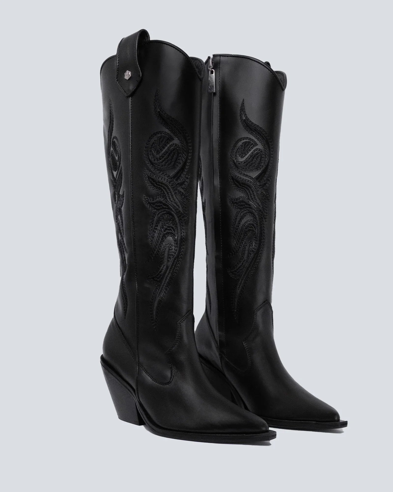 Botas en cuero larga bordada negra