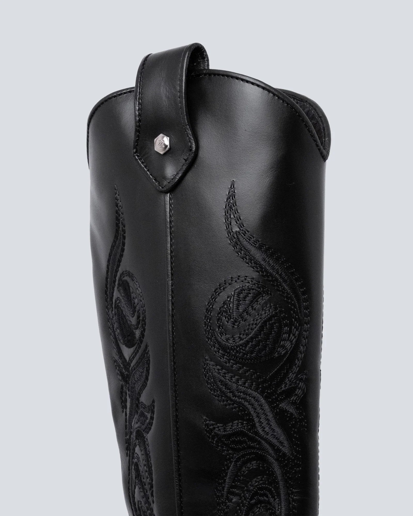 Botas en cuero larga bordada negra