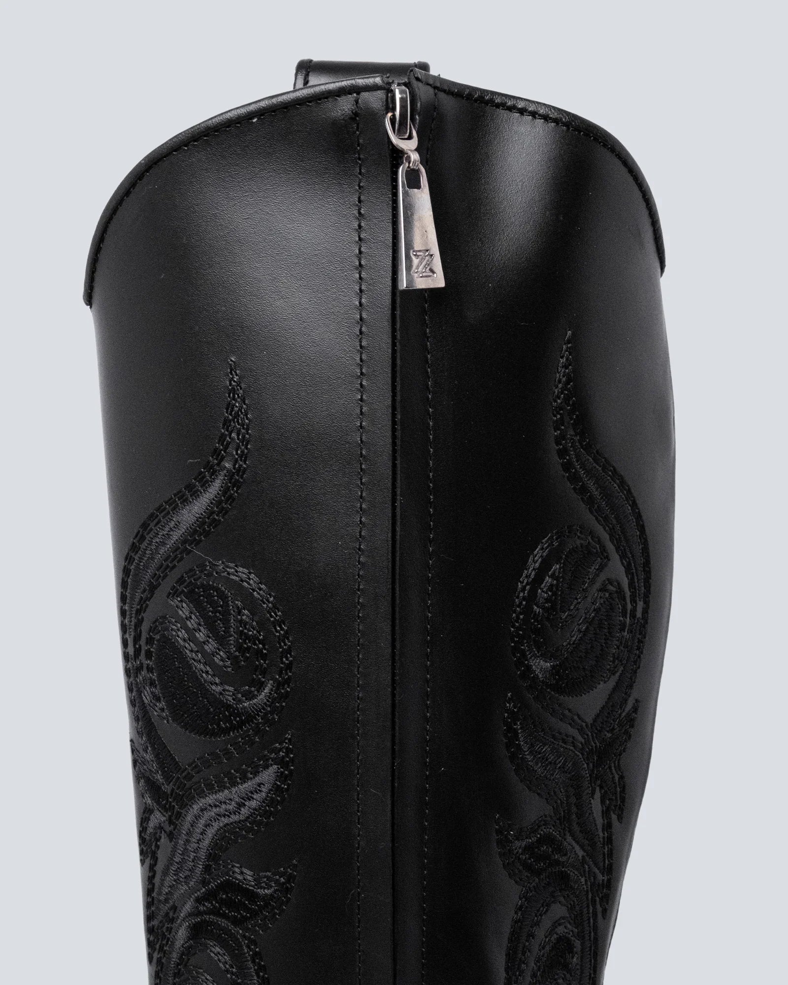 Botas en cuero larga bordada negra