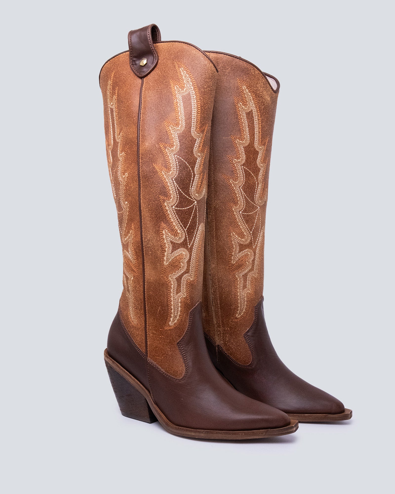 Botas en cuero larga bordada coñac