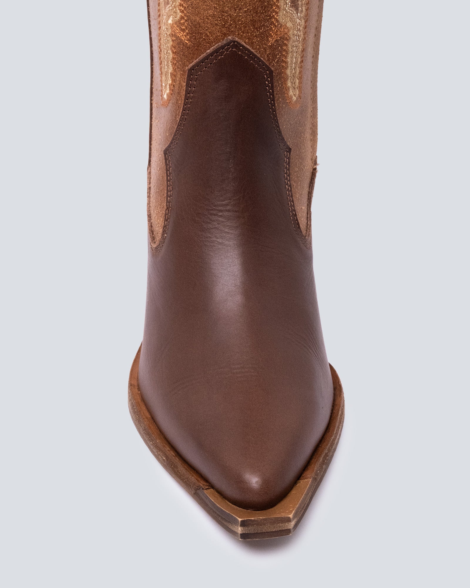 Botas en cuero larga bordada coñac