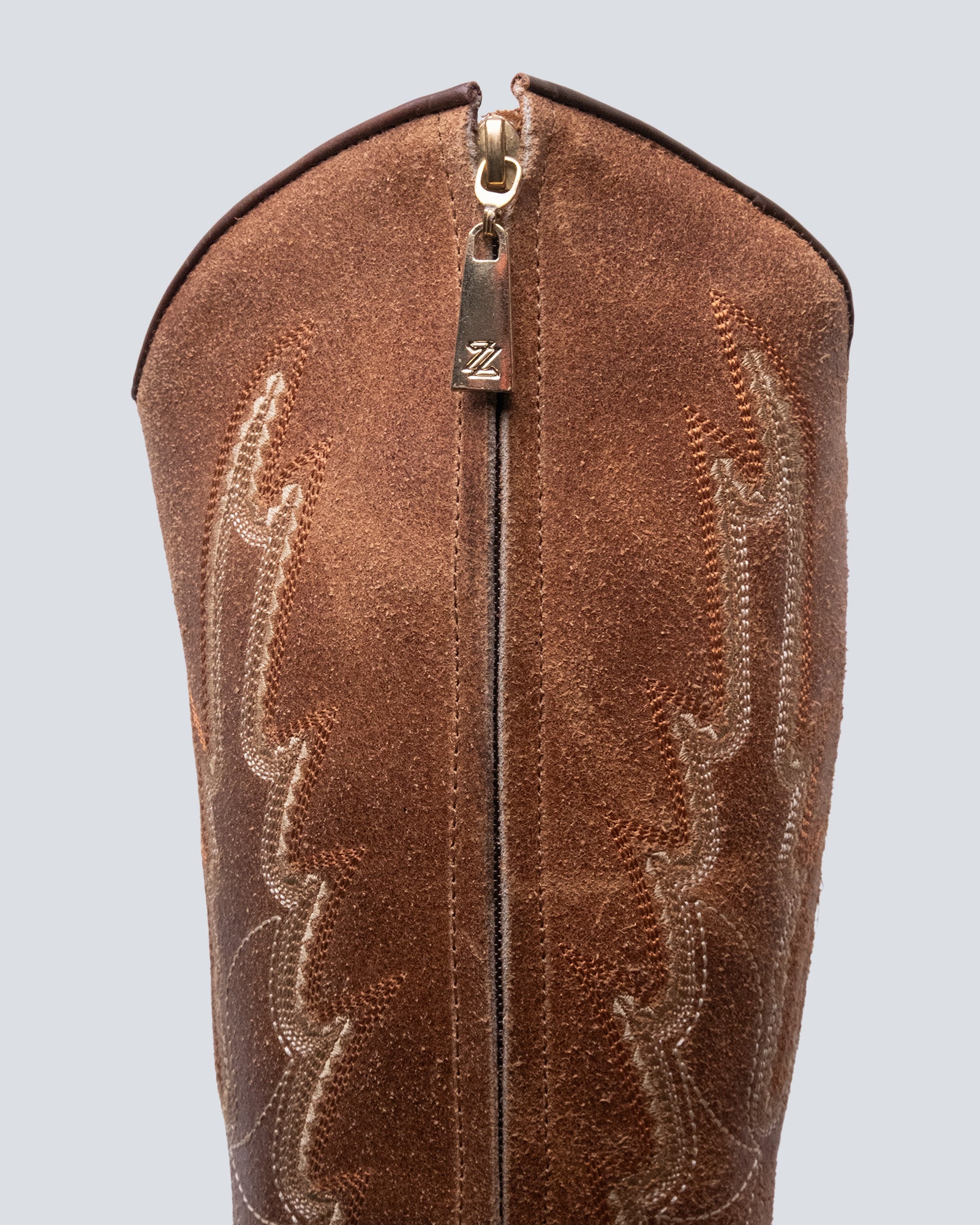 Botas en cuero larga bordada coñac