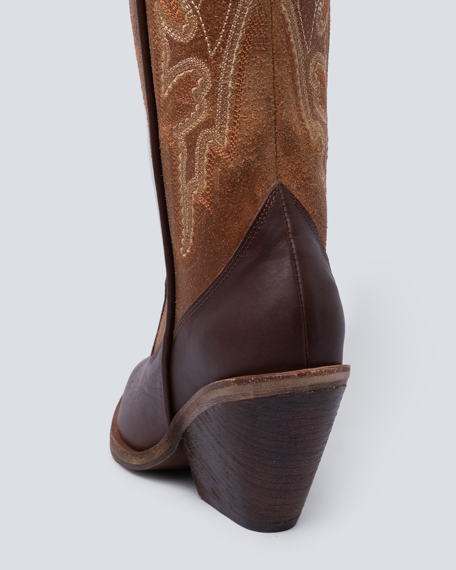 Botas en cuero larga bordada coñac